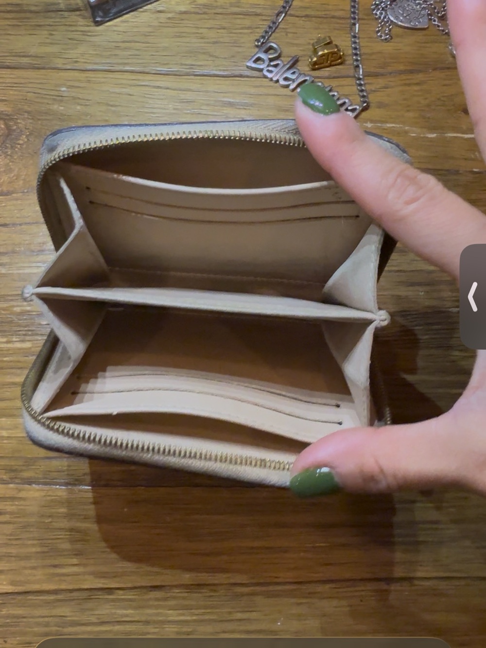 Louis Vuitton Vernis Zip Card Holder in Tan Patent - Picture 7 of 7